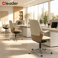 Chaise de bureau professionnelle en cuir, dossier haut, pivotante, réglable en hauteur, rembourrée et tapissée, avec base fixe et commande au pied.