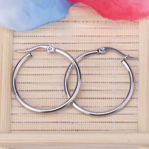 Pendientes de Aro Grandes de Acero Inoxidable con Baño de Oro de 18K, Diseño Geométrico Magnético de Lujo, Estilo Vintage, para Mujer - Product Image 5