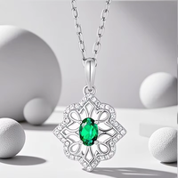 Collier Pendentif Vintage en Filigrane Plaqué Or avec Émeraude Ovale Verte et Diamant CZ, Collier Géométrique Creux pour Femme