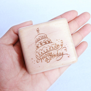 Caja <span class=keywords><strong>de</strong></span> música con manivela <span class=keywords><strong>de</strong></span> madera roja vino al por mayor profesional melodía <span class=keywords><strong>de</strong></span> <span class=keywords><strong>feliz</strong></span> <span class=keywords><strong>cumpleaños</strong></span> Duración <span class=keywords><strong>de</strong></span> sonido <span class=keywords><strong>de</strong></span> 18 segundos-Sinzyo Creative - Product Image 4