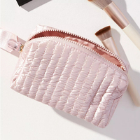 Pochette de maquillage brillante résistante à l'eau en gros matelassée personnalisée sac cadeau cosmétique de voyage personnalisé