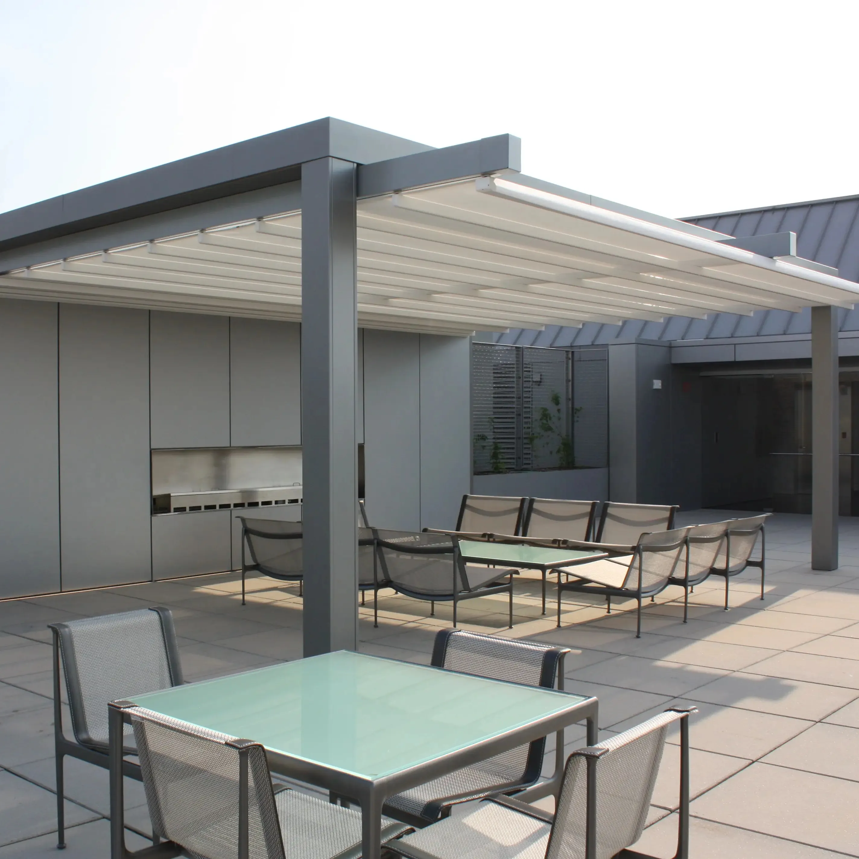 سقف مطعم من الألومنيوم بتصميم عصري قابل للطي ومظلة معدنية يمكن تقديمها بالظل لسطح الفناء والشرفة مزودة بمحرك حسب الطلب سقف يمكن إزالته