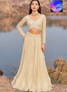 Élégant Lehenga Choli de mariée en soie beige, fait main, longueur ras du sol, avec blouse à manches longues et broderie perlée lourde, séchage rapide - Product Image 5