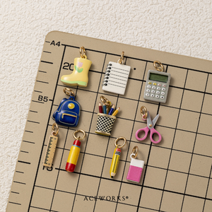 Adicto a la Papelería |   Mini Dijes Esmaltados de Acero Inoxidable con Baño de Oro PVD de 18K para Escritorio Escolar |   Mochila con diseño de lápiz y tijera, colgante para bolígrafo DIY - Product Image 5