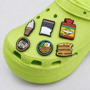 Venta al por mayor de zuecos personalizados, abalorios para zapatos con bandera, aperitivos, comida, abalorios para zapatos, accesorios para <span class=keywords><strong>zapatillas</strong></span>, abalorios originales populares para zuecos - Product Image 1
