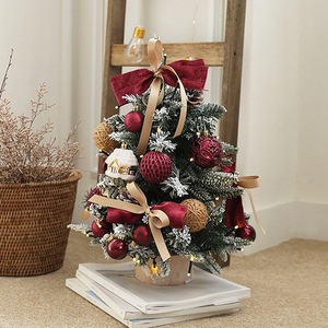 Pohon Natal Buatan Mini Berlapis Salju dengan Lampu LED dan Ornamen Merah di Alas Kayu - Product Image 4
