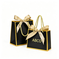 Sac en papier kraft écologique imprimé avec logo personnalisé, poignées torsadées, matériaux recyclés, biodégradable, couleurs rose et blanc