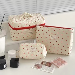 Bolsa de maquillaje acolchada con forma de corazón para mujer, bolsa de almacenamiento de cosméticos de gran capacidad, bolso de mano con cremallera para mujer - Product Image 1
