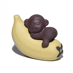 Figurine en céramique Zisha Tea Pet Monkey Banana Ornament, décoration de table en argile violette - Product Image 5