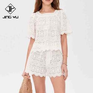 Ensemble deux pièces OEM personnalisé en coton 100% léger et luxueux, comprenant un haut à col carré style rétro avec bordure effet gelée et un short ajouré - Product Image 1