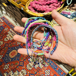 Bracelet en corde nouée à la main en fil de soie du Népal, fabriqué sur mesure, bracelets importés du Népal, cadeaux - Product Image 3