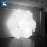Modèle de nuage gonflable blanc hexagone moderne personnalisé éclairage à LED kiosque gonflable sur le toit pour la décoration