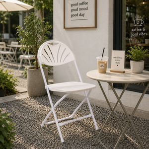 Chaise pliante en plastique blanc avec dossier ventilé, design minimaliste, durable et portable pour l'extérieur - Product Image 1