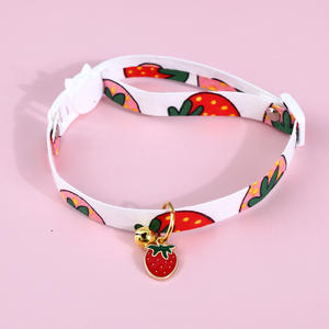 <span class=keywords><strong>Collar</strong></span> de campana de fruta de fresa y piña ajustable para gatos y perros hebilla de seguridad clásica de moda Cadena de cuello acolchada - Product Image 6