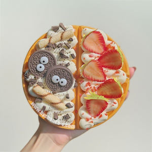 Elegante Modelo de Muestra de Waffle Artificial de Fresa y Crema de Galletas para Fotografía de Autoportretos y Estilismo Culinario - Product Image 1