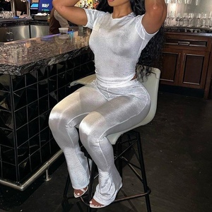 ชุดเซ็ต 2 ชิ้นสำหรับผู้หญิงแฟชั่น เสื้อแขนสั้นทรงเข้ารูปใหม่ & กางเกงลำลองเอวสูงลายเรียบ - Product Image 1