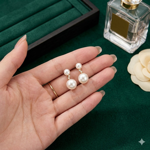 Boucles d'oreilles pendantes élégantes en perles, bases en argent plaqué or 18 carats, ornées de perles brillantes et d'un ensemble de zircons étincelants - Product Image 6