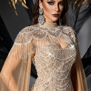 Abito da sera lungo in <span class=keywords><strong>tulle</strong></span> color champagne oro con scollo a cuore, perle, strass, nappe, ciondolo, perline floreali, maniche a cappuccio e fiocco a coda di pesce - Product Image 3