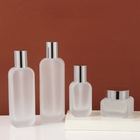 Ensemble de flacons et pots cosmétiques en verre dépoli avec bouchons pompe argentés personnalisables pour le remplissage de crèmes, sérums et lotions pour le visage