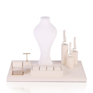 Bandeja de Exhibición de Joyería Jinsky Personalizada, Desmontable, Reciclable, de Microfibra Moderna, para Collares, Anillos y Colgantes - Product Image 1