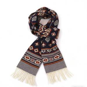 Écharpe longue et intemporelle en laine d'agneau tissée TAIFU, conçue pour les voyages en <span class=keywords><strong>train</strong></span> à travers l'<span class=keywords><strong>Europe</strong></span>, avec franges - Product Image 6