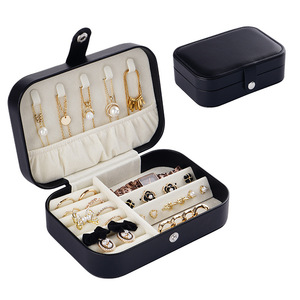Boîte à bijoux minimaliste en cuir pour vos précieux objets, rangement élégant et parfaitement dimensionné - Product Image 3
