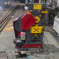 Machine industrielle multifonction pour le travail du fer : poinçonnage, cisaillement, encocheage, pliage pour la transformation des tôles d'acier, des profilés en acier et des canaux.
