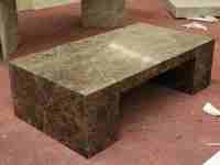 Table basse moderne en marbre brun Dark Emperador sur mesure SH STONE, profil bas, décor, deux pieds droits, salon, meubles de maison