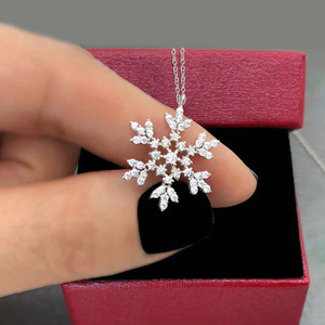 Collar con colgante de copo de nieve para mujer, cadena brillante con incrustaciones, joyería festiva de moda - Product Image 1