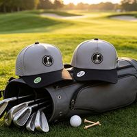 Casquette de golf respirante perforée au laser avec visière magnétique et logo en caoutchouc personnalisé