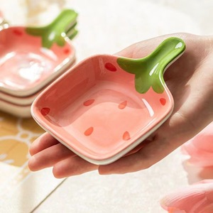 Nuevo Mini Plato de Cerámica con Asa de Fresa Rosa, Diseño Fresco Pintado a Mano para Condimentos, Desechable para Hoteles y Fiestas - Product Image 3