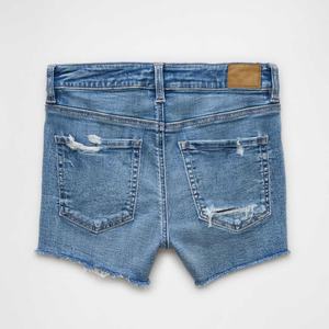 Shorts en jean bleu clair taille mi-haute pour femme, ourlet brut, effet vieilli, délavé, style streetwear estival, avec logo à la taille - Product Image 5