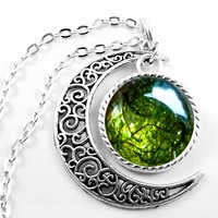 Collar con Colgante de Luna Creciente con Decoración de Musgo Boscoso Bohemio, Joyería con Temática Mística y de Magos, Venta al por Mayor
