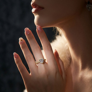 แหวนมอสซาไนต์ทรงรี เงินแท้ 925 ชุบทอง 18K ประดับเพชรแบบ Pave Setting แหวนหมั้นสำหรับผู้หญิง เครื่องประดับสุดโรแมนติก - Product Image 3
