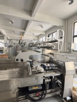 Machine d'emballage automatique pour friandises au caramel avec trois servomoteurs