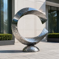 Vente en gros : Sculpture abstraite moderne en acier inoxydable, cercle miroir, anneau ouvert, texture martelée, pour projets hôteliers et usage commercial