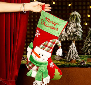 Chaussettes de Noël décoratives en peluche de dessin animé, patchwork exquis avec Père Noël 3D, bonhomme de neige, renne et chapeau rayé - Product Image 4