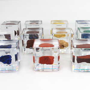 Espécimen de resina de innabarita, cristal mineral, Cubo de exhibición - Product Image 1