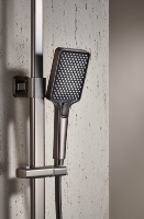 Ensemble de douche gris anthracite avec grande étagère de rangement, colonne de douche carrée à effet pluie en laiton massif pour la rénovation de salle de bain