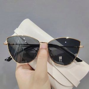 Lunettes de soleil œil de chat en métal avec logo personnalisé, monture large vintage en alliage, verres dégradés, protection UV400 pour femmes - Product Image 1