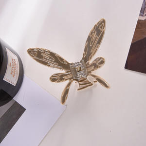 Vente en gros de pinces à cheveux coréennes en acétate, élégantes et tendance, grandes pinces à cheveux papillon pour femmes - Product Image 2