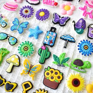 Vente en gros de nouvelles sandales en PVC colorées à motif animal, accessoires en caoutchouc, chaussures pour enfants, filles, papillon, alphabet, lettres, breloques en vrac - Product Image 3