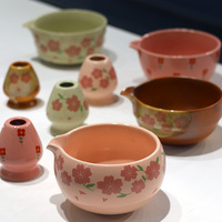 Kit Matcha artisanal fait main avec fleurs de cerisier cuites, bol rose matcha, cuillère en bambou, fouet en bambou avec support, pour les amateurs de matcha