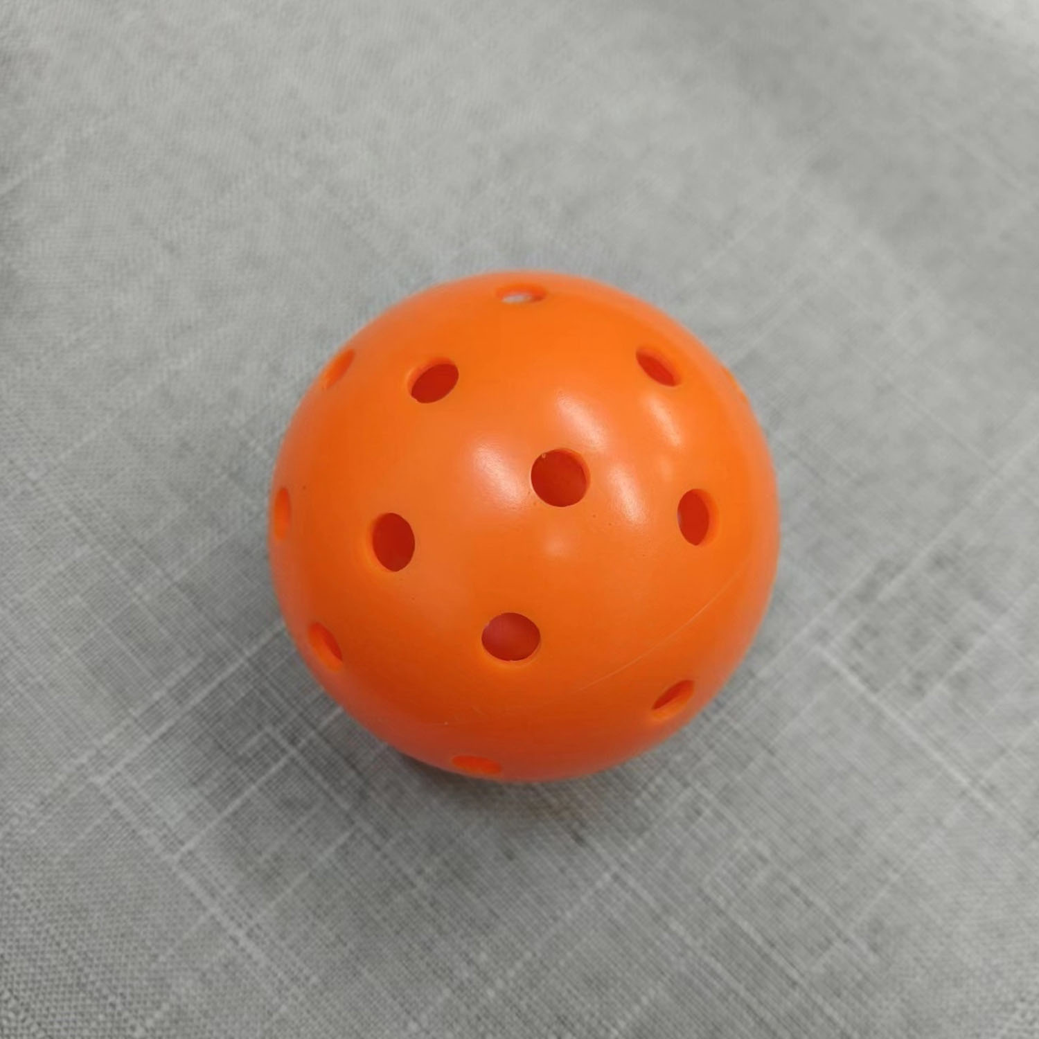 Balle de pickleball orange à 40 trous