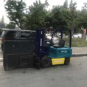 Montacargas Usado Komatsu de 2.5 Toneladas en Buen Estado, Eléctrico, con 4.7 Metros de Alcance y Batería de Larga Duración - Product Image 3