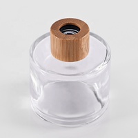 Diffuseur d'arômes de luxe en verre rond avec bâtonnets en rotin et bouchon en bois