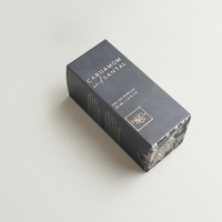 Boîte d'emballage cosmétique en carton ivoire avec fermeture à rabat inversé, estampage à chaud or, logo personnalisé en relief, OEM