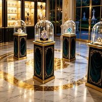 Présentoir à bijoux de style antique de luxe, vitrine à bijoux avec dôme en verre et bordure dorée pour boutique haut de gamme