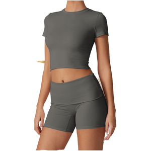 Ensembles de sport unis pour femmes, tenues décontractées et confortables, shorts plissés d'été, hauts ajustés à manches courtes, ensemble 2 pièces extensible dans quatre directions - Product Image 1