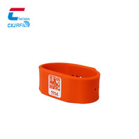 Bracelet en caoutchouc RFID imprimé avec code QR pour afficher des données personnelles et de santé, bracelet en silicone NFC programmable pour passe numérique